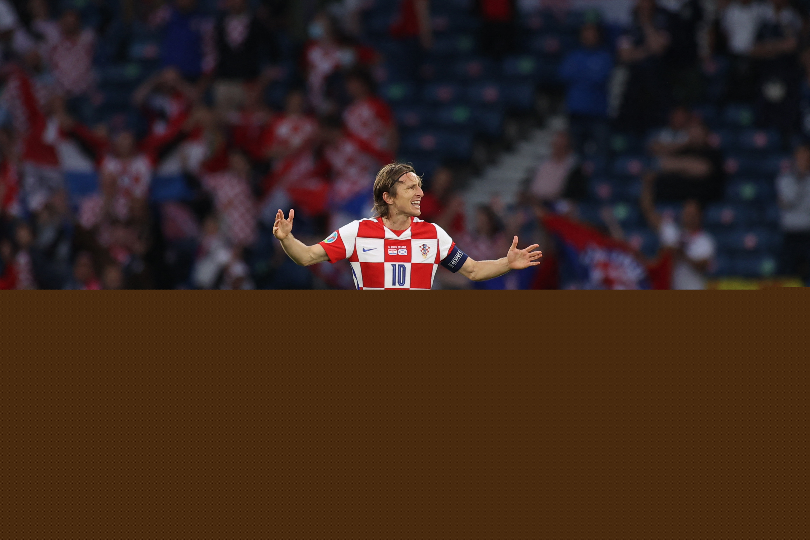 B费社交账号连发“炒掉英力士”“曼联烂透了”，俱乐部紧急发声明